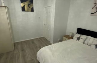 Photo 2 - Chic City Retreat Immaculate 2 Bed Oasis in London