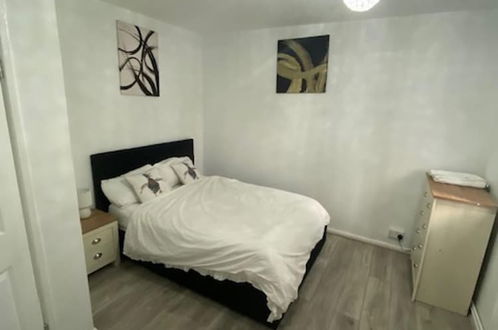 Foto 5 - Chic City Retreat Immaculate 2-bed Oasis in London