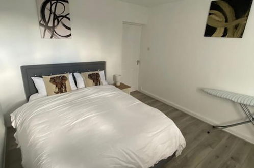 Photo 3 - Chic City Retreat Immaculate 2 Bed Oasis in London