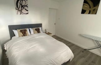 Foto 3 - Chic City Retreat Immaculate 2-bed Oasis in London