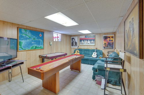 Foto 21 - Big Bear Lake House w/ Fire Pit & Game Room