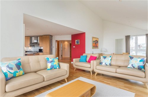 Photo 1 - 403 Outstanding Penthouse in Vibrant Leith With Secure Parking