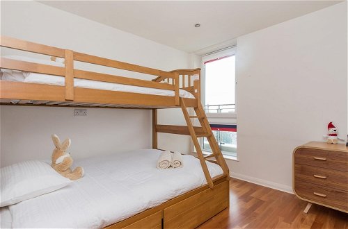 Photo 25 - 403 Outstanding Penthouse in Vibrant Leith With Secure Parking