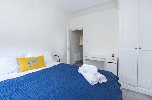 Photo 2 - Bright two Bedroom Flat in Fashionable Fulham by Underthedoormat