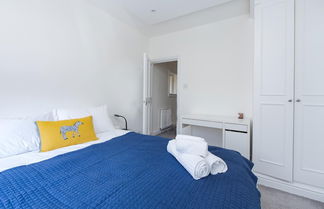 Photo 2 - Bright two Bedroom Flat in Fashionable Fulham by Underthedoormat