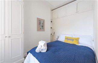 Photo 3 - Bright two Bedroom Flat in Fashionable Fulham by Underthedoormat
