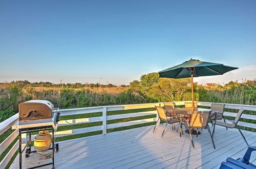 Photo 10 - Quaint Coastal Cottage With Patio