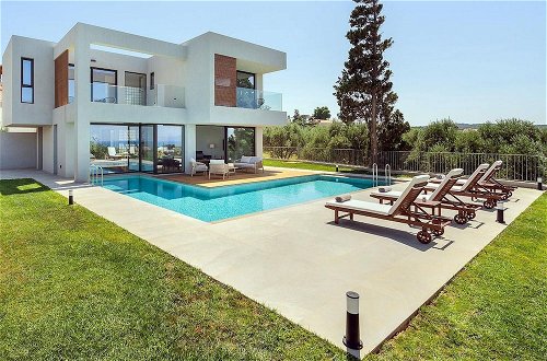 Foto 41 - Sea View 4 Bedroom Villa With a Heated Pool
