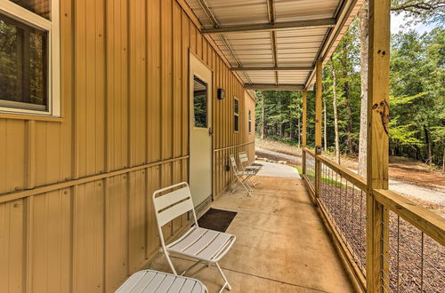 Foto 15 - Tallassee Cabin w/ Forest Views Near Creek