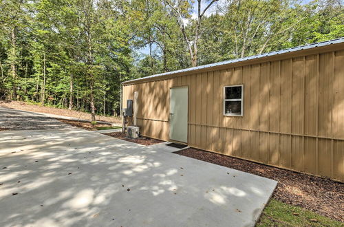 Foto 10 - Tallassee Cabin w/ Forest Views Near Creek