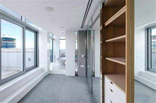 Foto 45 - Stunning 4-bed Duplex Penthouse in London