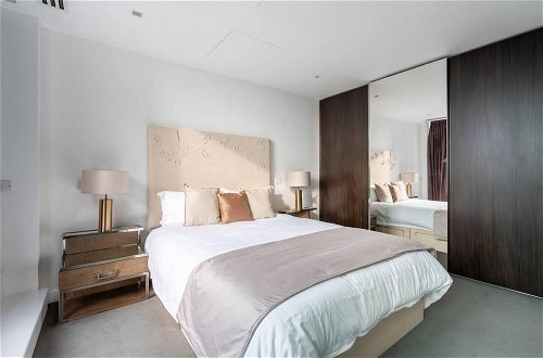 Photo 11 - Stunning 4-bed Duplex Penthouse in London
