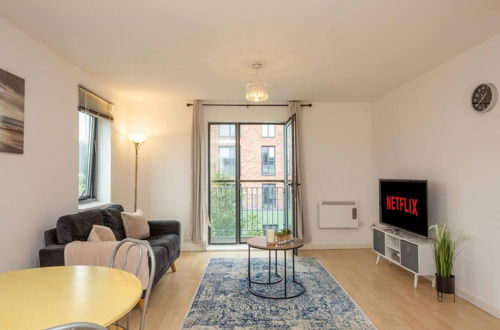 Photo 5 - Beautiful 1-bed Apartment in Salford