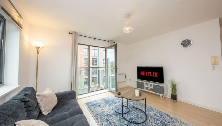 Photo 1 - Beautiful 1-bed Apartment in Salford