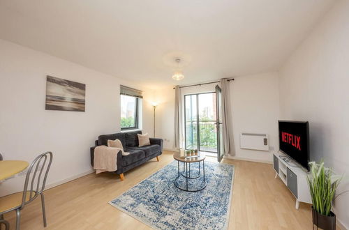 Photo 8 - Beautiful 1-bed Apartment in Salford