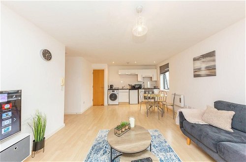 Foto 7 - Beautiful 1-bed Apartment in Salford