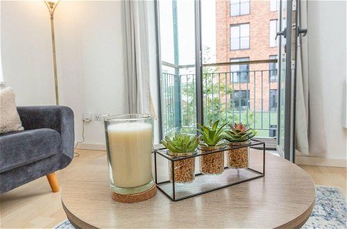 Photo 6 - Beautiful 1-bed Apartment in Salford