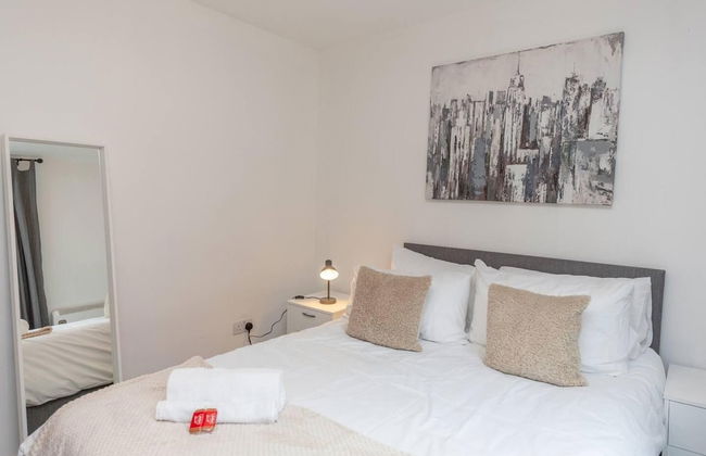 Beautiful 1-bed Apartment in Salford - Photo 2