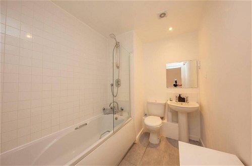 Foto 10 - Beautiful 1-bed Apartment in Salford