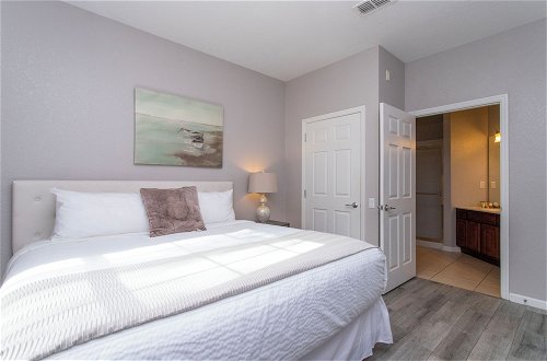 Photo 8 - Magnificent 2 Bedroom Apartment Vista Cay Resort 107