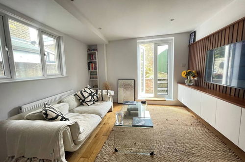 Photo 11 - Bright & Beautifully Decorated 1BD Flat - Brixton