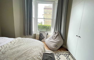 Photo 2 - Bright & Beautifully Decorated 1BD Flat - Brixton