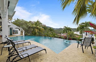 Foto 1 - Ocean-view Flamingo Palace With Stone Courtyard and Giant Infinity Pool