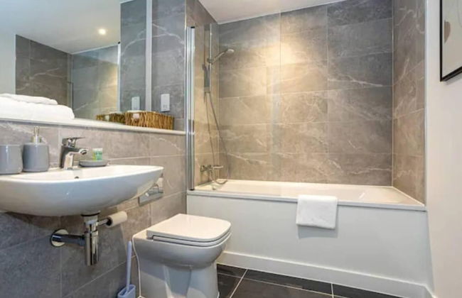 Exquisite 1-bed Homely Apartment in Manchester - Photo 7