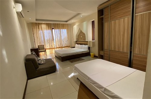 Foto 6 - Lux Suites Shanzu Oceanfront Apartments