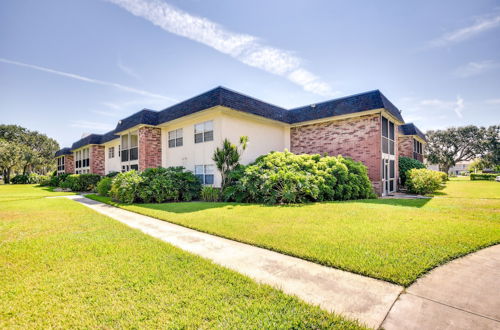 Foto 11 - Coastal Florida Abode - Pool Access, Walk to Beach