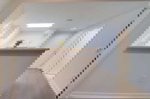 Foto 13 - Amazing Apt in Ballston With Gym