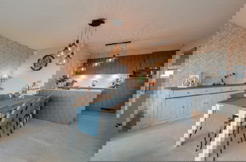 Foto 3 - Stunning Apartment With Golf Course Views