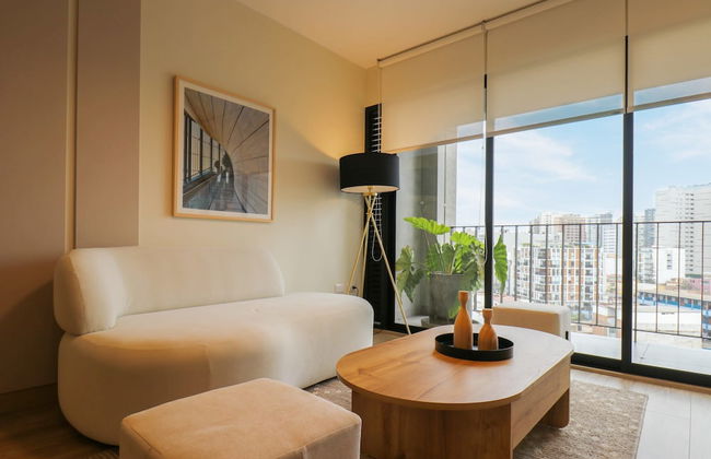 w Extraordinary 2BR With Balcony in Miraflores - Photo 1