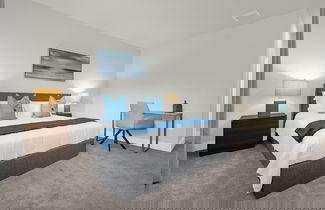 Foto 3 - Upstay - Modern Family Townhome With Pool