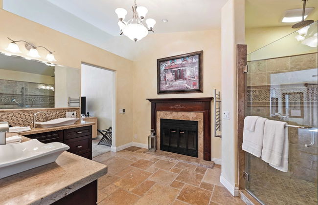 Chardonnay Charm by Avantstay Luxe Group Retreat w/ Pool Mins to Wineries - Photo 23