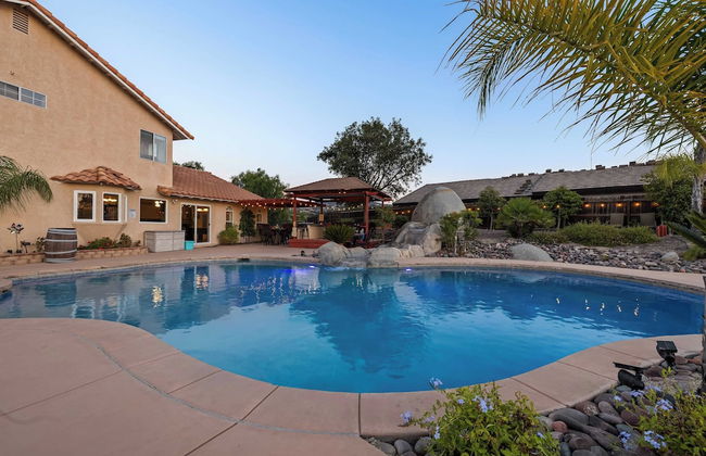 Chardonnay Charm by Avantstay Luxe Group Retreat w/ Pool Mins to Wineries - Photo 34
