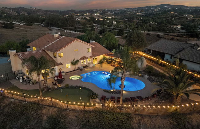 Chardonnay Charm by Avantstay Luxe Group Retreat w/ Pool Mins to Wineries - Photo 1