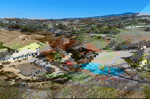 Photo 49 - Chardonnay Charm by Avantstay Luxe Group Retreat w/ Pool Mins to Wineries