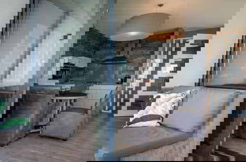 Foto 4 - Modern Apartment With Balcony