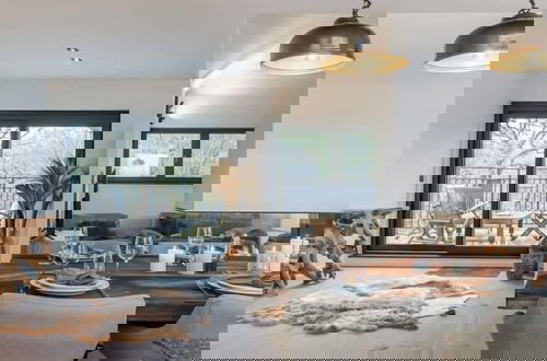 Foto 1 - Luxurious Apartment With Parking