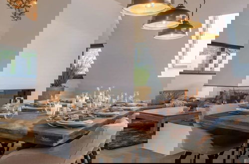 Foto 8 - Luxurious Apartment With Parking