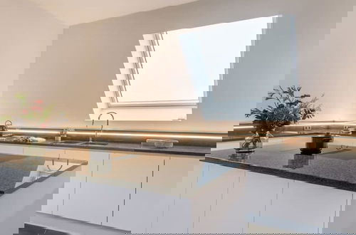 Foto 14 - Luxurious Apartment With Parking