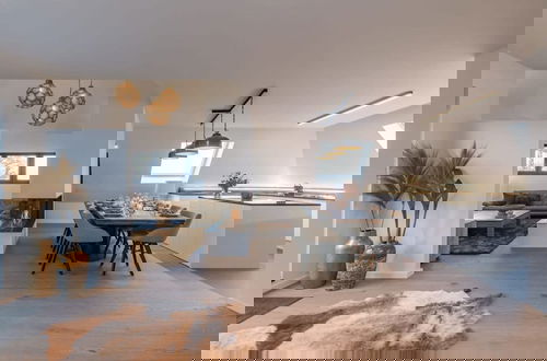 Foto 44 - Luxurious Apartment With Parking
