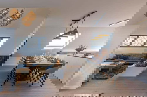 Foto 6 - Luxurious Apartment With Parking