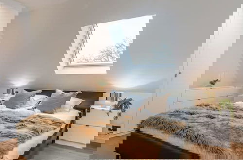 Foto 4 - Luxurious Apartment With Parking