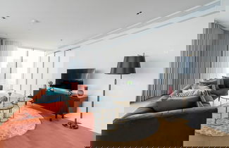 Foto 1 - Inspiring Three-bedroom Apartment With City Views