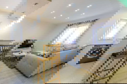 Foto 16 - Villa Pave - Six-bedroom Villa With Terrace and Swimming Pool