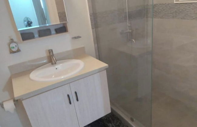 Beach-view 2 Bed Apartment Sleeps 4 - Free Parking - Foto 7