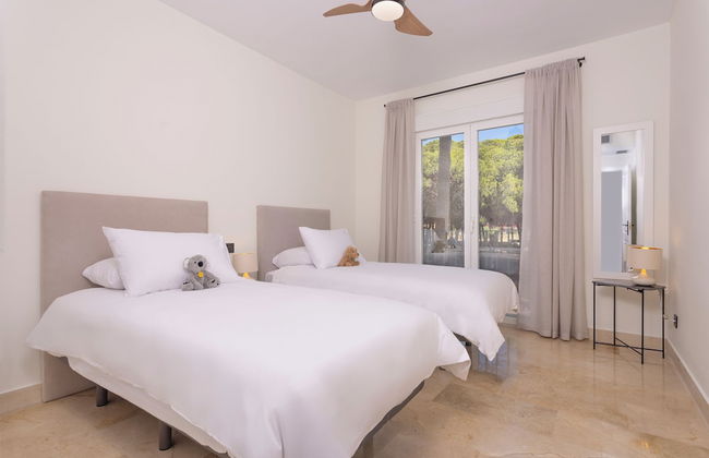 3 Bedroom, 3 Bathroom Beachside Apartment - Photo 4