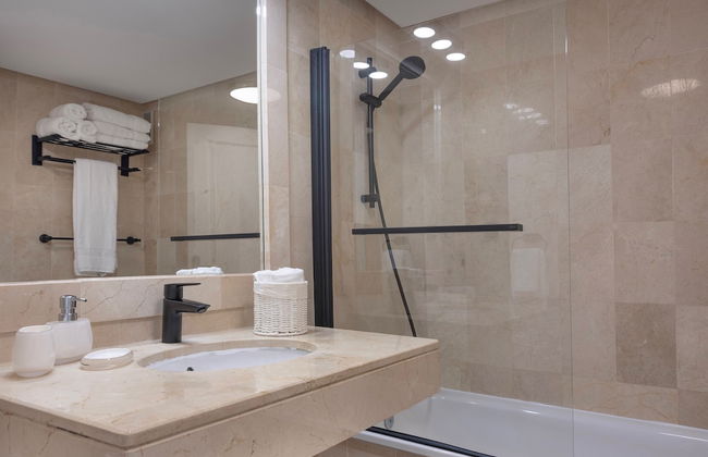 3 Bedroom, 3 Bathroom Beachside Apartment - Photo 11